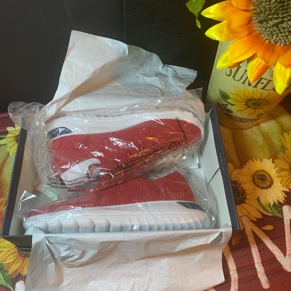 Red Tommy Hilfiger size 8 1/2m - Picture 7 of 9